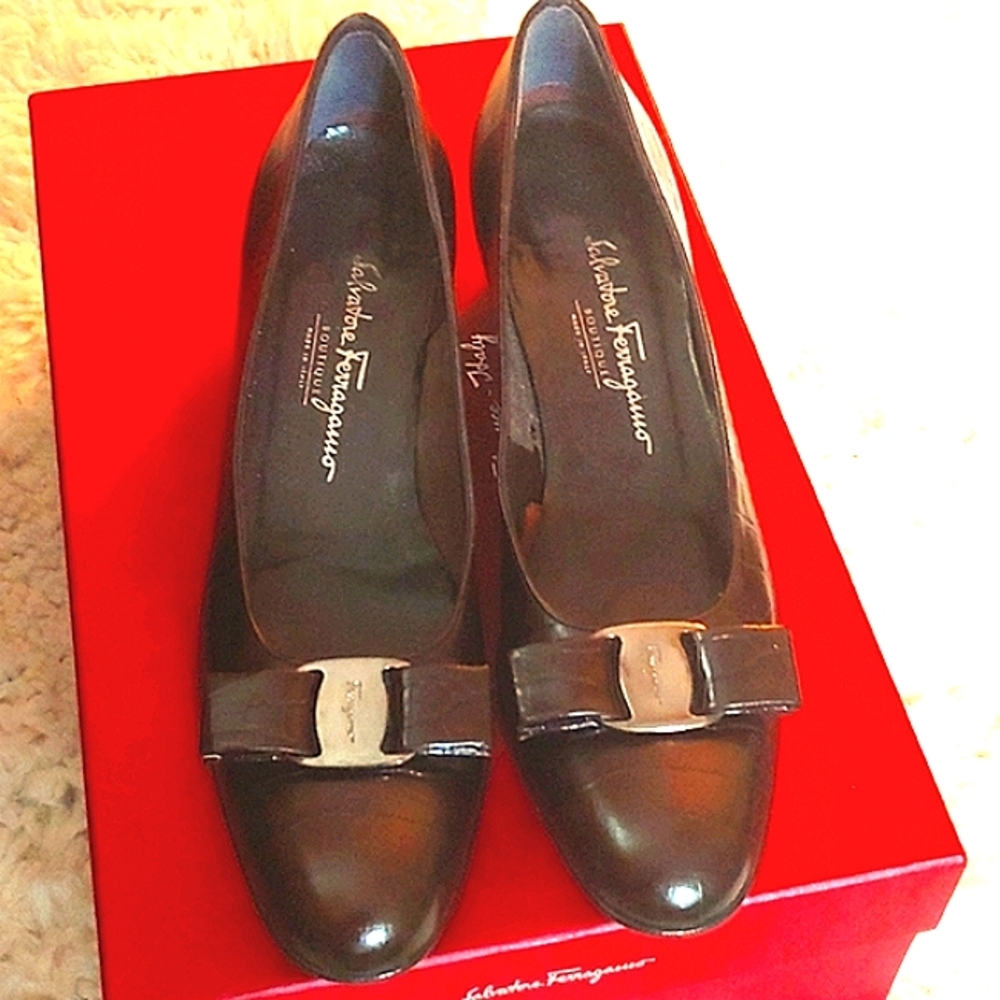 SALVATORE FERRAGAMO 9 BROWN LEATHER CROCODILE EMBOSSED SIGNATURE VARA BOW PUMPS - Picture 11 of 13
